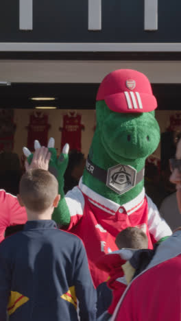 Vídeo-Vertical-De-La-Mascota-Del-Club-Bailando-Fuera-Del-Estadio-Emirates-Home-Ground-Club-De-Fútbol-Arsenal-De-Londres,-Gran-Bretaña.